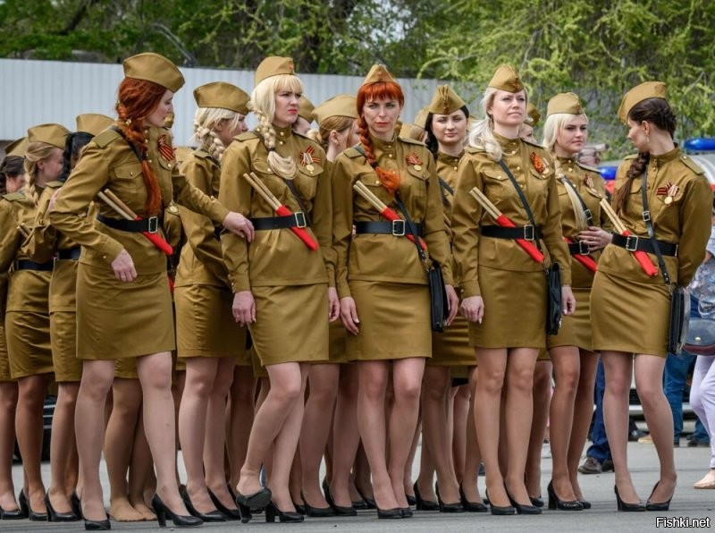 Девушки - военно-исторические реконструкторы