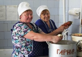 Ну наконец-то рецепт с майонезом! А я уж думал, бабулька заболела). Суровая, беспощадная кулинария совковой столовки. Но по-моему, это название подкачало. Надо не Лайза, а Жозефина.