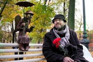 он вообще ангелов собирался по городу расставить -как гномов во Вроцлаве. не успел. совершенно другая идея.