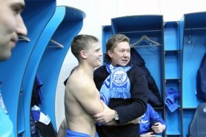 Смешно когда телеканал являющейся пионером по части всякого дна вроде  туалетных окон , дома  терпимости 2,  объяснимо и не факт, битвы экстражулья,  объявляет остальной телек в днищщности.  Ещё смешнее если вспомнит что большинство сисько-пердильных комедий  выпускает именно газпром медиа,  а так же им поддерживается глубоко убыточное йеху супостата. Такое ощущение что негатив к геям  в европе кого то задевает.