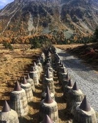 У нас при наличии рядом с этими зубами дороги, их бы уже не было. Сдали бы в металлом или у кого нибудь  на даче торчали.