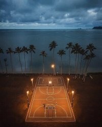 Кайфово, наверное, пас не словил - разделся и в водичку. Интересно, сколько у них один матч идет?