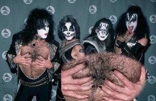 Может он из группы Кисс?