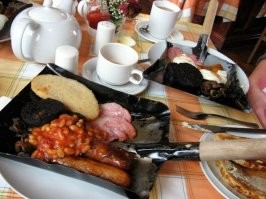 Тебе с Франции и США видосов накидать?  Как зубы друг-другу выбивают за скидку на ореховую пасту?  :).  А на секондхенд?   

И да, :) блины с лопаты говоришь? С какими-то гамногорелками.  Ой, не в России. 
  Или то другое ?  :) :) Господи, ты тут бегаешь самоутверждаешься что-ли? ВЫлезая во всех топиках. где можно про русских что-то пукнуть неприглядное.  Совсем плохо за рубежом, что в чатиках что-то выставлять приходится?