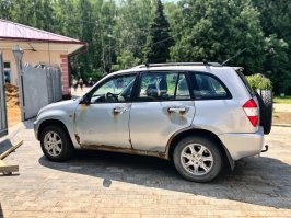 Тут чисто логика. Чтоб выдать дешёвый автомобиль, надо использовать дешёвые материалы при его создании и дешёвую рабочую силу, на дешёвом оборудовании.  А чтоб не тратиться на дизайнеров - просто слепо копируются некоторые решения западного автопрома. 
Не надо быть потомственным инженером, чтоб понять что при таких элементах в производственном цикле - ничего  хорошего вас не ждёт.
У Китая последние десятилетия один девиз - неважно как и чем, но надо завоёвывать рынки, ну а так как высокотехнологичные решения Китаю никто отдавать не собирается, они делают фальсификат и продают его как аналог. Поэтому вроде и то, да не то получается. Там где нужен нормальный метал, у них порошковый, где мощный современный чип - такой же , только на 2 поколения старше и слабее, там где зубчатая передача метала - использую сцепление резины и пластика.. 
Хотите  хорошую вещь - идите к нормальному производителю, который живёт в этом мире на условиях конкуренции на равных, а не выжимает прибыль из засирания окружающей среды, тотальной экономии на всём и игнорировании патентного права. Ничего хорошего вы не купите у людей, которые просто обезьянничают чужой продукт в надеде купить вас низкой ценой. Они не филантропы и не благотворительная организация, они тоже  хотят зарабатывать деньги, вот и приходится им снижать рассходы на производстве, чтоб как-то влезть на рынок.
И  это не только автомобили.. это станки, компьютерное оборудование, телефония, лёгкая промышленность.. практически везде, если разобраться, вы поймёте, что под видом современной вещи - вам впаривают низкокачественную поделку, порой из материалов неполезных для  здоровья. Внимательно изучайте вещи которые хотите купить, и сумма которых для вас существенна.