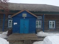 Хм, а есть ли большая разница в этом понятии? 

Село - в дореволюционной и современной России - большая деревня с церковью. И в сёлах такие клубы были. 

Вот пример: