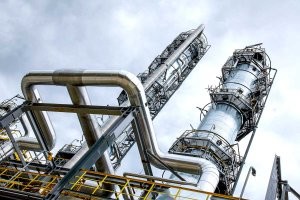 По фоткам это не химзавод, а небольшая химлаборатория. Либо автор нифига не сфоткал, либо вообще не разбирается, как завод выглядит - колонны синтеза с 9-ти этажный дом.