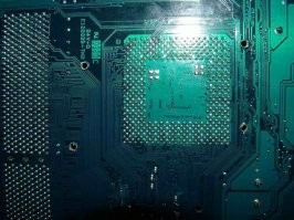 ха! у нас комп принесли, мол не включается...  "знакомый программист" собирал