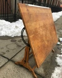 Это кульман, кто не знает если. Чертёжная доска.