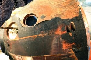 Посадочный модуль при прохождении через атмосферу раскаляется до нескольких сотен градусов. Так что бактерии и прочая живность  на поверхности просто сгорает.
И внутри тоже дезинфекцию проводят. Да и космонавтов (астронавтов) на карантин садят.
Когда со спутника Земли вернулись участники миссии Базз Олдрин, Нил Армстронг и Майкл Коллинз, их поместили на трехнедельный карантин в Хьюстоне.