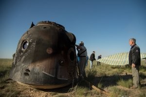 Посадочный модуль при прохождении через атмосферу раскаляется до нескольких сотен градусов. Так что бактерии и прочая живность  на поверхности просто сгорает.
И внутри тоже дезинфекцию проводят. Да и космонавтов (астронавтов) на карантин садят.
Когда со спутника Земли вернулись участники миссии Базз Олдрин, Нил Армстронг и Майкл Коллинз, их поместили на трехнедельный карантин в Хьюстоне.