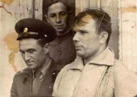 1 -  одно из первых фото после приземления.
2 -  Гагарин на выходе штаба зенитно-ракетного дивизиона, где он по телефону рапортовал командиру дивизии ПВО генерал-майору авиации Ю. Вовк: «Прошу передать Главкому ВВС: задачу выполнил, приземлился в заданном районе, чувствую себя хорошо, ушибов и поломок нет. Гагарин».