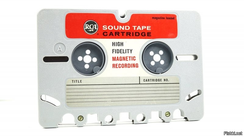 Сони с Elcaset похоже делала с оглядкой на RCA Tape Cartridge. 
В 1958 году Американская контора Radio Component of America явила свету прообраз компакт кассеты RCA Cartridge где лента шириной 6.35 мм от катушечников была заключена к корпус (картридж), и намотана на бобышки,у кассеты были стопоры не позволяющие ленте разматываться внутри футляра при переноске и хранении (как в VHS кассетах). С завода имеет возможность реверса чего элькасет не умел, располложение дорожек на ленте как в катушечниках а в элькасет напротив как у компакт кассет,в этом был их хоть небольшой но плюс т.к за счёт этого убралось паразитное проникновение соседних каналов (сллышытся как бубнение низких частот задом наперёд) Скорость протяжки ленты что у картриджа что и у эль кассет 9.53 см\сек,собственно половина стандартной "катушечной скорости 19.05 см\сек. Время звучания было 30 минут на сторону. 
Магнитофоны были как стерео так и моно, как отдельные так и в составе консольных радиол,переносные и стационарные, причём в переносных в стерео варианте динамик правого канала был в самом магнитофоне а левый канал был вмонтирован в верхнюю защитную крышку,причём там же был сделан усилитель мощности для этого канала. 
Вообщем очень интересный формат на те времена.