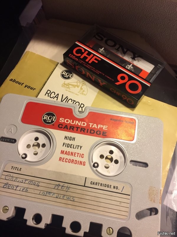 Сони с Elcaset похоже делала с оглядкой на RCA Tape Cartridge. 
В 1958 году Американская контора Radio Component of America явила свету прообраз компакт кассеты RCA Cartridge где лента шириной 6.35 мм от катушечников была заключена к корпус (картридж), и намотана на бобышки,у кассеты были стопоры не позволяющие ленте разматываться внутри футляра при переноске и хранении (как в VHS кассетах). С завода имеет возможность реверса чего элькасет не умел, располложение дорожек на ленте как в катушечниках а в элькасет напротив как у компакт кассет,в этом был их хоть небольшой но плюс т.к за счёт этого убралось паразитное проникновение соседних каналов (сллышытся как бубнение низких частот задом наперёд) Скорость протяжки ленты что у картриджа что и у эль кассет 9.53 см\сек,собственно половина стандартной "катушечной скорости 19.05 см\сек. Время звучания было 30 минут на сторону. 
Магнитофоны были как стерео так и моно, как отдельные так и в составе консольных радиол,переносные и стационарные, причём в переносных в стерео варианте динамик правого канала был в самом магнитофоне а левый канал был вмонтирован в верхнюю защитную крышку,причём там же был сделан усилитель мощности для этого канала. 
Вообщем очень интересный формат на те времена.