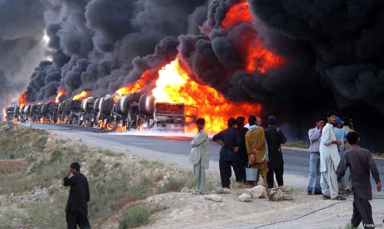 Горел караван. Колонны бензовозов в Сирии. Уничтоженные бензовозы в Сирии. Уничтожение террористов. Колонны с нефтью в Сирии.