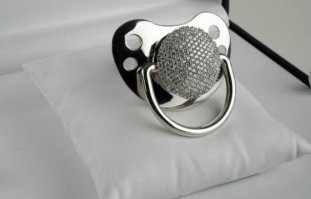 Кто плакался что нет фото бриллиантов  в сосках?
Нате вам.