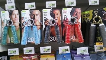 Судя по фоткам, два эспандера слева, явно не не рукой жмут.