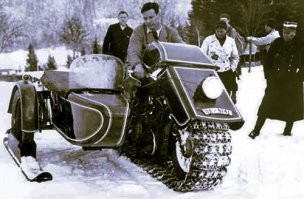 На фотографиях мы видим мотоцикл BMW R12 (ставший со временем эталонной классикой), разумеется, с коляской. Вся ходовая часть мотоцикла помещена внутрь огромной гусеницы, коляска же стоит на лыже. Возможно, именно поворотом лыжи предполагалось управлять этим «моторрадом»? Или, напротив, коляска не дала возможность наклонять и поворачивать мотоцикл даже в снегу? Не могли же немцы не предусмотреть возможность поворота?
В любом случае, очевидно, что в серийное производство эта чудо-техника не пошла.
