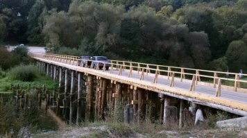 Мост в Архызе, мост в г.Сельцо через Десну, оба автомобильные. Подвесные мосты через Десну: микрорайон Коммунар,г.Сельцо, Сельцо, Хотылево. Фото не мои, с интернета. На моих в основном селфи и портреты, не стал здесь выкладывать.