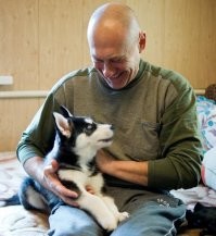 После смерти родителей ( с разницей в два месяца) остался я один - дома.
Депрессия была такая, что врагу не пожелаешь.
Друзья подарили щенка.
С того времени прошло 9 лет.