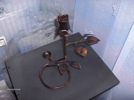 Когда-то в молодости работал кузнецом=) На первой фотке первая моя работа, маме дарил. Теперь она у меня как память...