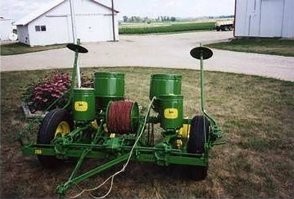 Данное приспособление слишком мудреное для размотки и натягивания проволоки - маркеры, бункера для семян. Это очень похоже на сеялку для кукурузы и т.п., квадратно-гнездовым способом. По импортным не скажу, но у нас была похожая СКГ-6. Фоток нет, но вот фрагмент ее описания :"Для квадратно-гнездового посева кукурузы сеялка снабжена приспособлением, состоящим из двух натяжных станций, катушки с мерной проволокой, ролика и узлоуловителей. С завода сеялка поступает с мерной проволокой длиной 1200 м, на которой упоры располагаются на расстоянии 140 см один от другого (для меж-дугнездий 70 см). Для получения междугнездий 60 и 90 см необходимы мерные проволоки с шагом упоров 120 и 180 см. Пунктирный посев выполняется без мерной проволоки. В комплект сеялки входят два маркера (левый и правый), сблокированные цепью."