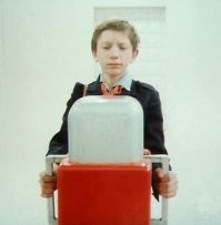 Не доработан. В инструкции чётко сказано, "Встаньте в круг, возьмитесь за поручни".