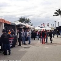 Это не Арни за курткой и мотоциклом идет?