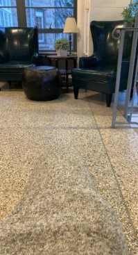 Тут нет "принта на ковре"! Это обычный для гостиниц заливной пол из гранитной крошки.