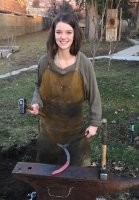 Я рукавицами тоже не всегда пользуюсь.Другой вопрос-что это у неё за молот со смещенным центром тяжести?)Неудобно же.