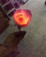 Для изготовления розы из металла особого мастерства не требуется. Легче лёгкого. И на фотке какая-то роза ассиметричная что-ли...Внешние лепестки слишком здоровые сделал.