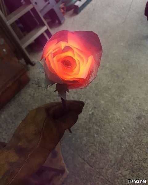 Для изготовления розы из металла особого мастерства не требуется. Легче лёгкого. И на фотке какая-то роза ассиметричная что-ли...Внешние лепестки слишком здоровые сделал.
