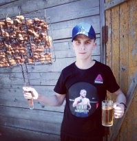 По-моему, подобная фотка есть у каждого. Плюс-минус по декорациям, или я не прав?