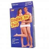 У меня несколько вопросов:
- как беременная может быть одна, если их уже минимум двое?
- откуда в Минске море с морскими черепашками???
- в одних трусах с мужчиной - это вот так?