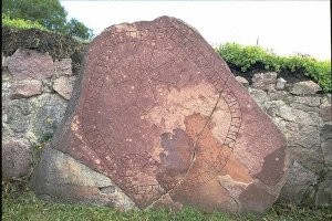 Эти памятники устанавливали по поводу происшедших событий, вот этот например.
Здесь написано: Ульф(р) поставил этот камень в память о своём брате (О)сникин, который уплыл на Восток с Ингваром и не вернулся.