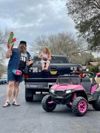 Надеялся, хоть в России пост  с такой фоткой не зайдет. Куда там, еще как заходит.