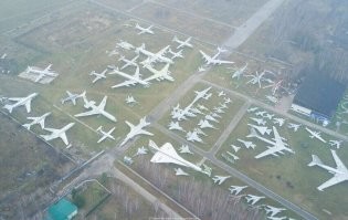 Фотка с моего места службы в армии. Монино 1980г. Нам рассказывали, что лётчику, посадившему там Ту-144, дали звезду героя. В Монино посадочная полоса короткая для таких самолётов. Музей авиации - там самолёты только садятся. По спутниковым картам видно, что самолёт так там и стоит.