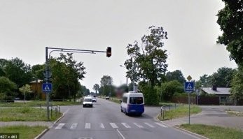 не для выезда, а для въезда. 
участок, по которому он выезжает, является въездом на дублёр, это же отчётливо видно. и, как Вы видите, бордюр там заниженный.
переход должен быть обозначен знаком или разметкой, это является обязательным. на этом участке нет ни того, ни другого.
светофор могли поставить и за переходом. в отклонение от стандартов ,но и так бывает. пример ниже.

вообще, чо тут спорить? надо место это найти ,посмотреть как там устроено.