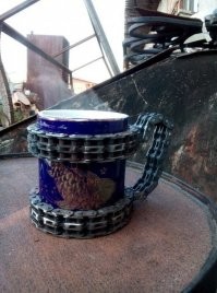 А тут, что скованно. Цепь, кружка, что???? Ума много не надо даже соплей сваркой накидать.