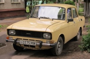 У меня батя в 1989 году купил свою первую личную машину. Москвич 2140 Д. При этом будучи уже взрослым мужиком 42 лет, водителем профессионалом со всеми открытыми категориями. Не было машин. не было возможности. Зато сейчас... любое ведро за любые деньги. Фото для примера.