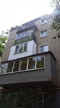 А вот эти вот не боятся, что просто вырвет, вернее, выворотит  из стены плиту или бетонный брус? Забыли совсем закон рычага? Ну лана, если конец бруса или уголков или швеллеров расположили под торцом плиты перекрытия, а если просто в стену закрепили торцом, это же ж просто кладку вывернет и кранты.