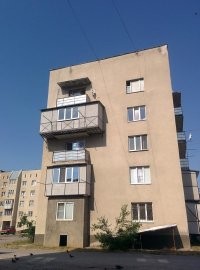 А вот эти вот не боятся, что просто вырвет, вернее, выворотит  из стены плиту или бетонный брус? Забыли совсем закон рычага? Ну лана, если конец бруса или уголков или швеллеров расположили под торцом плиты перекрытия, а если просто в стену закрепили торцом, это же ж просто кладку вывернет и кранты.