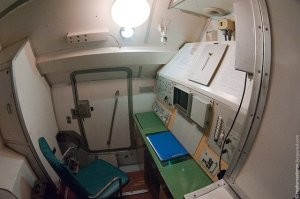 Про печеньки ХЗ, но как то оказался в операторской в МОБД, передвижной пункт запуска ракет. Ну интересно же нам пацанам срочникам было. Нашли пустые фляны из под водки и полбанки засохшей тушенки, Та часть где куча кнопок, монитор были отключены и заблокированы, а ехали мы из полка на дальние позиции, был полевой выход.