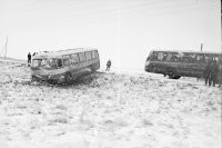 На самом деле - да, если в голове мозгов нет - никакая зимняя резина не спасет. Но здесь еще один момент надо учитывать - скорость потока: легковушки и внедорожнике на "зиме" задают темп, водитель грузовика чисто психологически едет в потоке. А вот додуматься, что его тормозной путь - как от Москвы до Барнаула - тут действительно надо мозги... А насчет как ездили раньше: и раньше аварии были, просто ездили медленнее и машин было на порядок меньше...