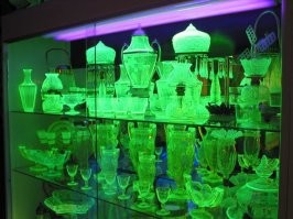 Не старинная , а с примесью урана. Нет черного света, это свечение уранового стекла в ультрафиолете