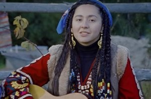 ...теперь они еще и поют...и не просто поют но и "Великую Россию" представлять поедут))).