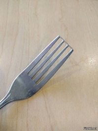 Пельмешки лучше вилкой.

.