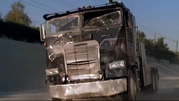 Оптимус Прайм без сверхспособностей: Freightliner 1987 года из фильма «Бамблби»