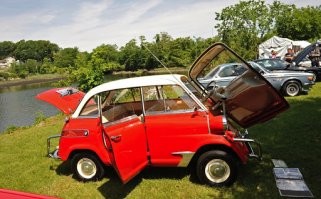 Эти исеты после Войны много кто выпускал. Были трехколесные, четырехколесные, даже под конец удлиненные, четырехместные. Так что не факт, что удастся из двух машин собрать одну. Детали могут не подойти.