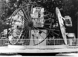 Когда я был маленький (в начале 70-х), в Сокольниках был аттракцион "Бегунок" Тогда он казался мне чем то неимоверным, а сейчас... -